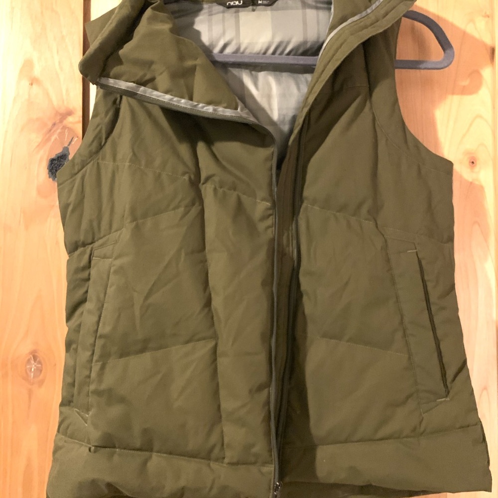 Nao green vest